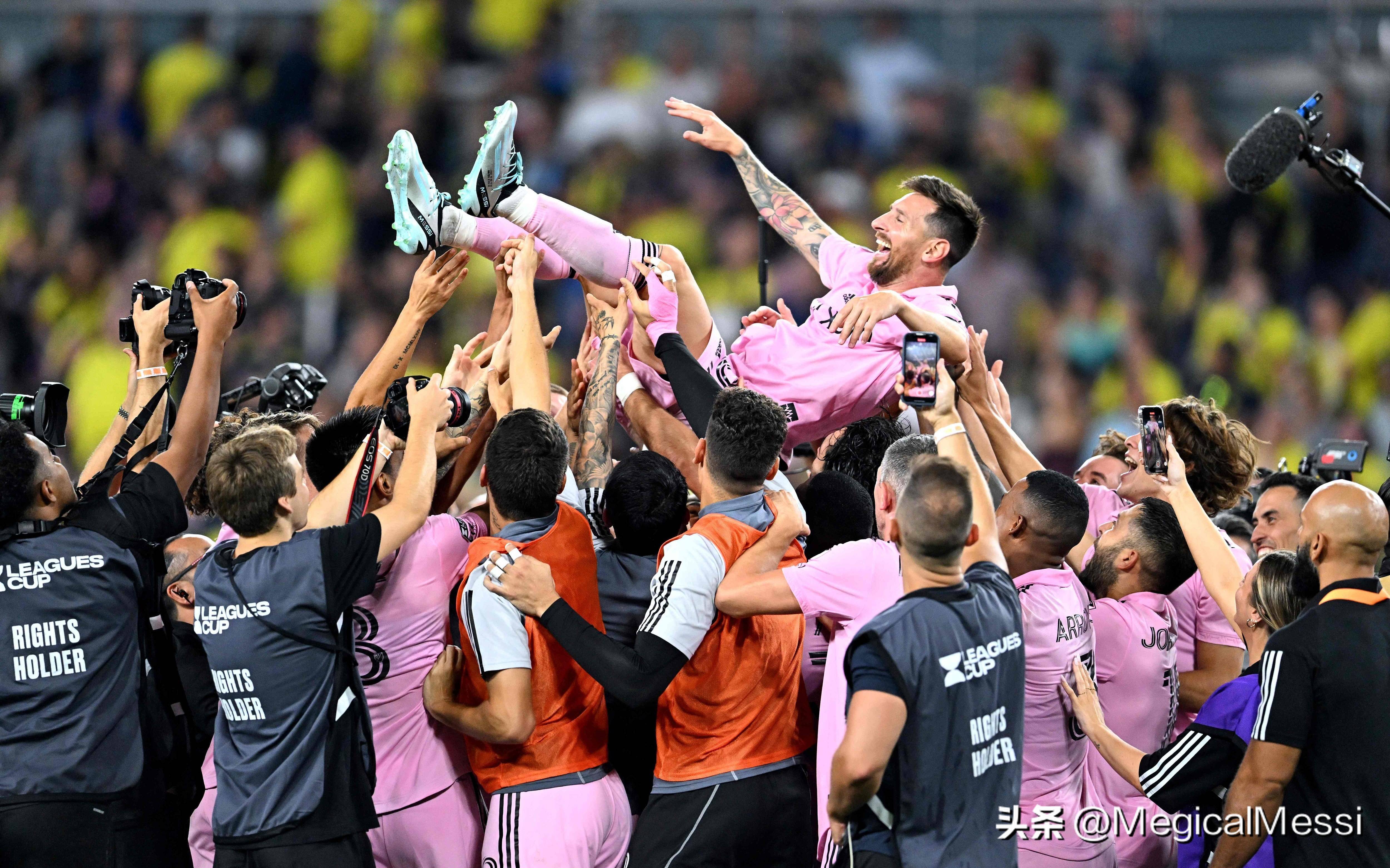 足球比赛双方拼尽全力，胜负难分